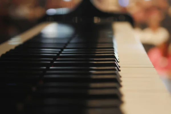 Reflexão de teclas de piano — Fotografia de Stock