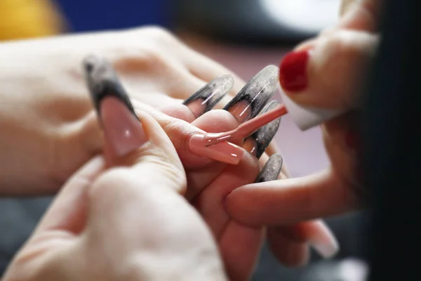 Manicura de uñas en el salón de belleza —  Fotos de Stock