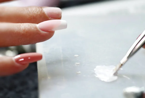 Manicura de uñas y trabajos de esmalte en curso —  Fotos de Stock