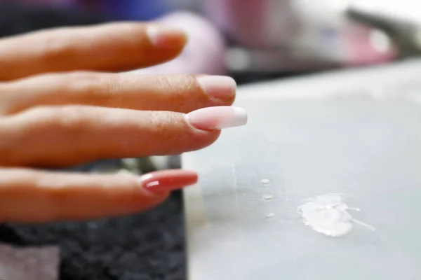 Manicura de uñas y esmalte en progreso —  Fotos de Stock