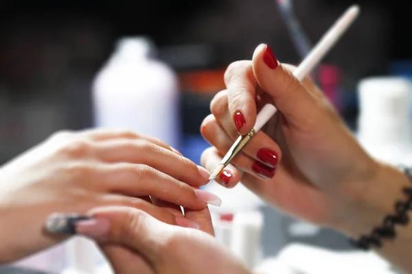 Mujer Con Manicura Uñas Esmalte Salón Belleza —  Fotos de Stock