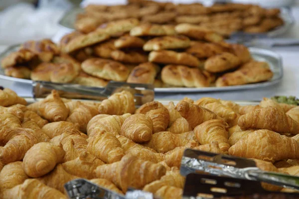 Fındık ve mini kruvasan ile açık büfe