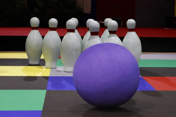 Büyük Bowling topu iğne ile