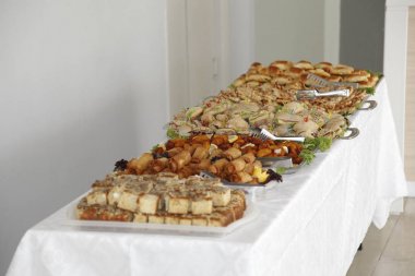 Açılmamış ve lezzetli yiyecek dolu açık büfe