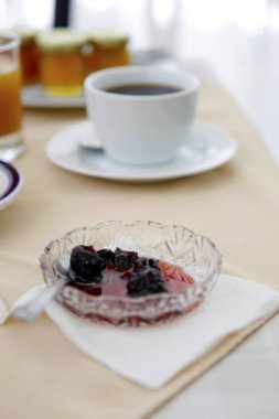 Konserve kahvaltı masası kahve ve meyve suyu ile servis 