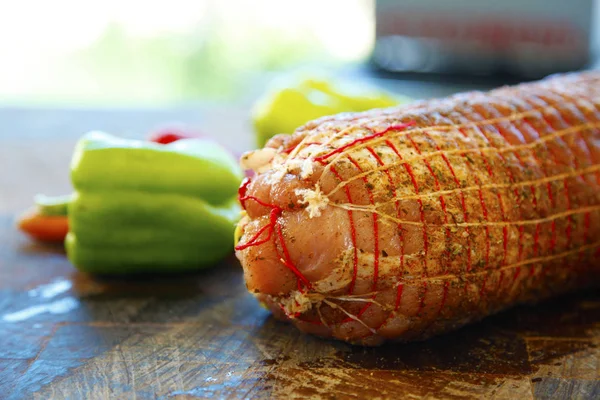Ham rulo tavuk pişmiş olması için hazır