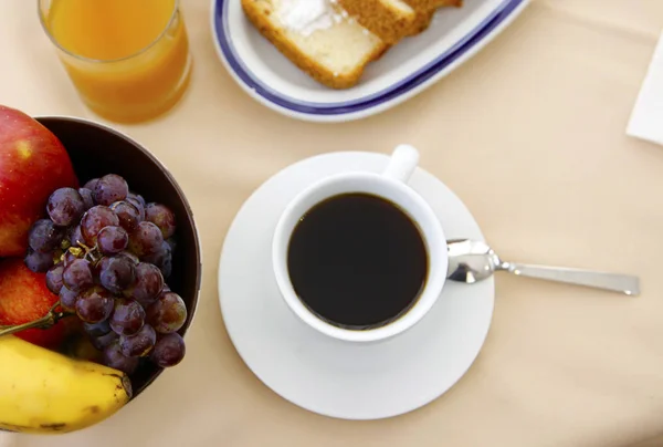 Mesa Desayuno Con Café Jugo Pasteles Frutas — Foto de Stock