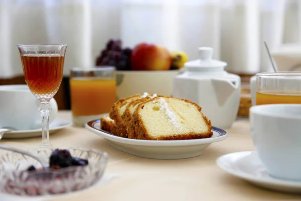 Koffie Ontbijt Met Vruchtensap Cakes Fruit Rechtenvrije Stockafbeeldingen
