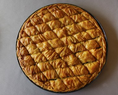 Ispanak pie pan üstten görünüm üzerinde