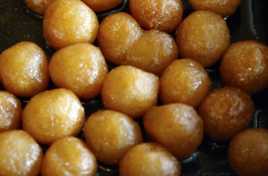 Şurubu ile geleneksel tatlı Lokma halka