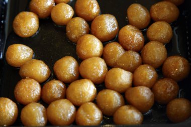 Geleneksel tatlı Lokma halka şurubu çörek ile