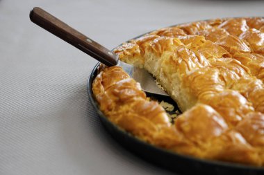 Geleneksel Yunan peynir tavada hizmet hazır