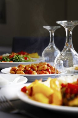 Tradiotional Akdeniz gıda Restoran tablo akşam yemeği için pişmiş fasulye