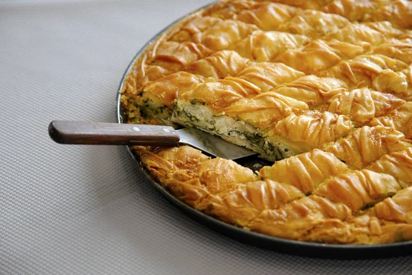 Pastel Queso Griego Tradicional Una Sartén Cortada Trozos Pequeños —  Fotos de Stock