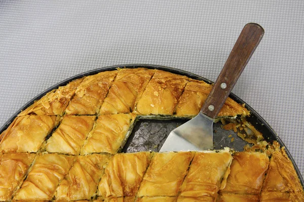 Yukarıda tavada geleneksel Yunan peynir vurdu