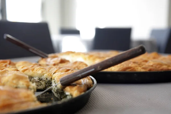 Geleneksel Yunan peynir pasta ve ıspanak pasta tavada  
