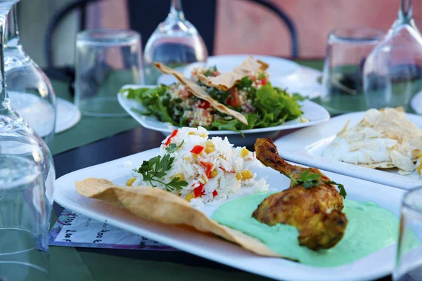 Izgara tavuk kanadı ile pirinç restoran tablosundaki Servis 