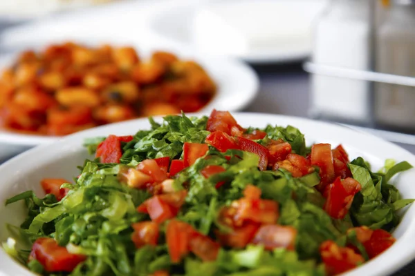 レストランでの食事にトマトとレタスのサラダ — ストック写真