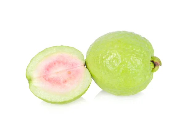 Beyaz arka planda taze, olgun pembe guava. — Stok fotoğraf