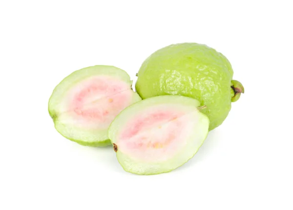 Guayaba rosa madura fresca cortada entera y media sobre fondo blanco — Foto de Stock