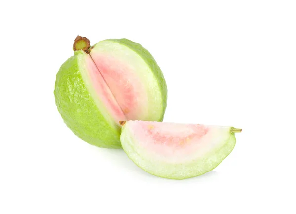 Pieza cortada guayaba rosa madura fresca sobre fondo blanco —  Fotos de Stock