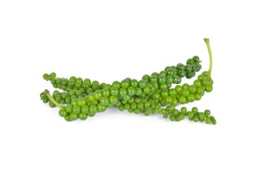 Beyaz arka plan üzerinde taze yeşil peppercorns demet