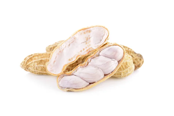 Відварний мелений арахіс на білому тлі — стокове фото