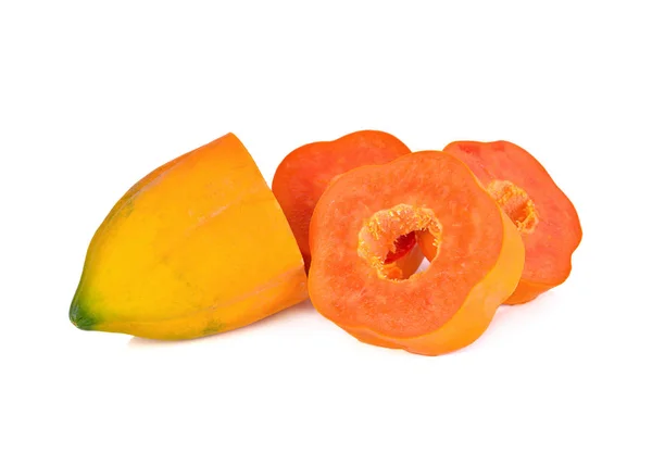 Ungeschälte und in Scheiben geschnittene reife Papaya auf weißem Hintergrund — Stockfoto
