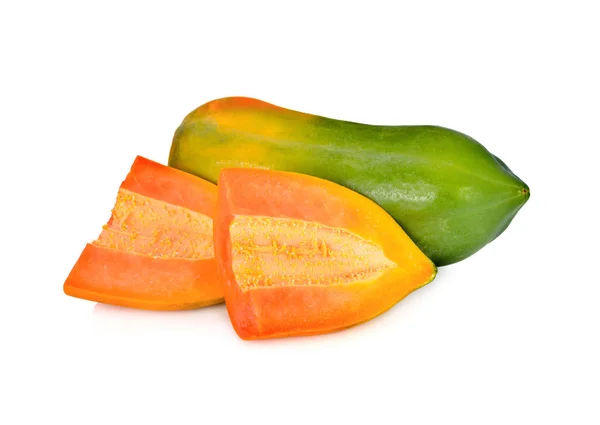 Ungeschälte und geschnittene reife Papaya und rohe Papaya auf weißem Hintergrund — Stockfoto