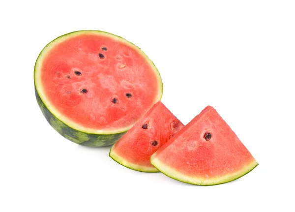 In Scheiben geschnittene und halb geschnittene reife Wassermelone mit Samen auf weißem Hintergrund — Stockfoto