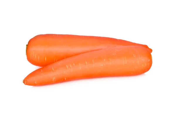 Ціла нечиста свіжа морква на білому тлі — стокове фото