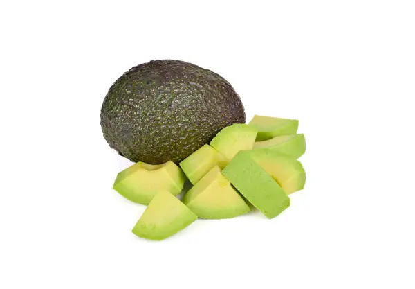 Pedaços inteiros e cortados abacate maduro sobre fundo branco — Fotografia de Stock