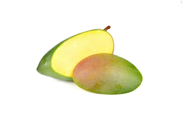 Dilimlenmiş Ham Mango Kökü Beyaz Arkaplanda — Stok fotoğraf