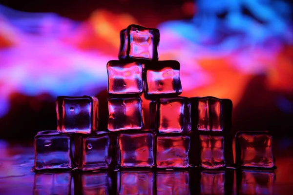 Cubos de gelo no fundo colorido — Fotografia de Stock