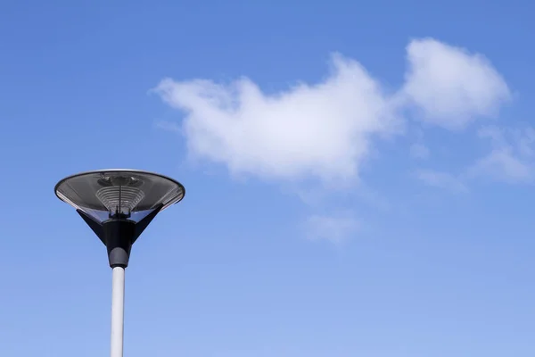 Lâmpada moderna com fundo azul e nuvem — Fotografia de Stock