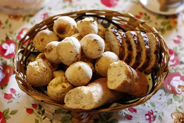 Сырный хлеб и сладости — стоковое фото