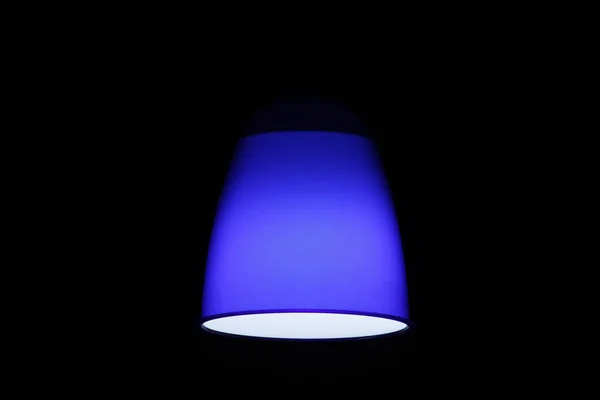 Modrá svítidlo proti tmavým pozadím — Stock fotografie