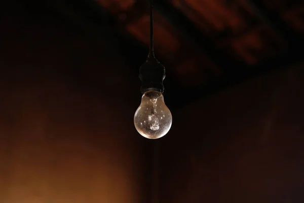 Lampa v tmavých a starého domu — Stock fotografie