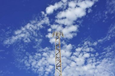 Futbol Stadyumu ışığı mavi gökyüzü ve bulutlar