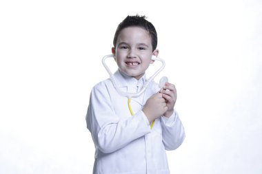Çocuk giyen doktor kıyafetleri