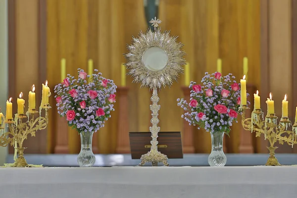 Ostensorial tillbedjan i katolsk kyrka — Stockfoto