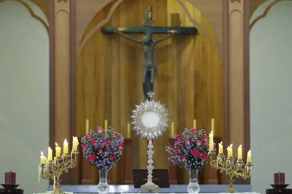 Ostensorinen ihailu katolisessa kirkossa — kuvapankkivalokuva
