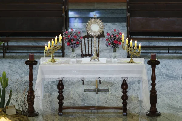 Ostensorial adoration in the catholic church — Stock Photo, Image