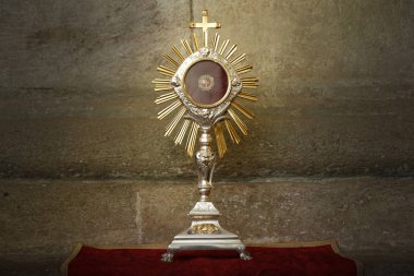 Katolik sembolü ile Saint Lenho altın haçı