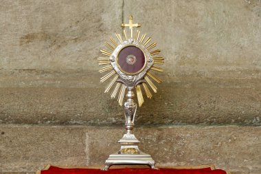 Katolik sembolü ile Saint Lenho altın haçı