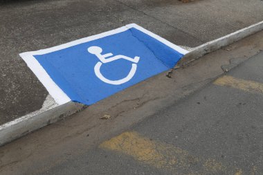 Tekerlekli sandalye kullananlar için erişilebilirlik sembolü