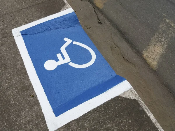 Символ доступности для инвалидов-колясочников — стоковое фото