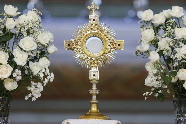 Ostensorial adoration in the catholic church — Stock Photo, Image