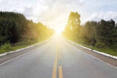 Asfalt yol ile güneş ışığı ile düz