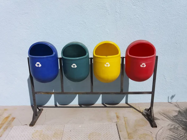 Färgade återvinningsbara offentliga papperskorgar — Stockfoto